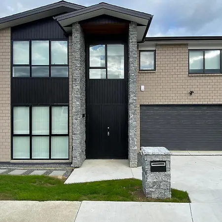 Extra-Large Brand-New House 8 Bedrooms 6 Bathrooms